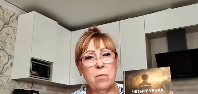 Превью видео «После этой книги становится теплее и светлее на душе»